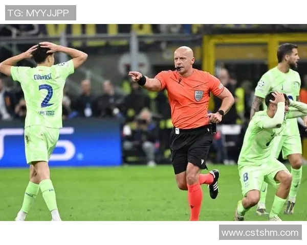 足球球星爆发怒火场上失控瞬间 球迷与队友的反应令人震惊